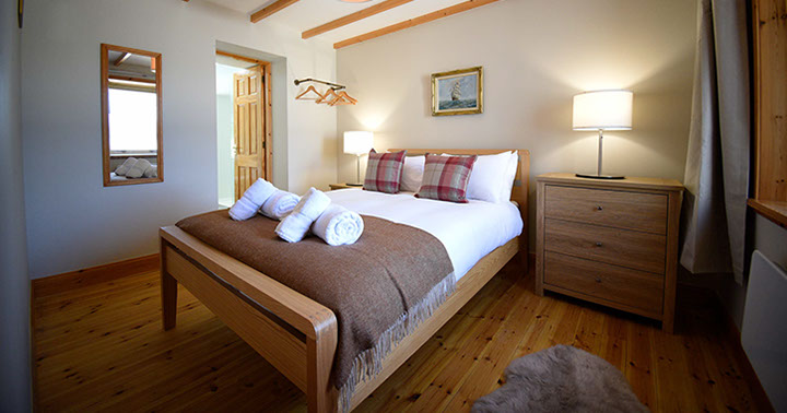 Caberfeidh Boat House self catering accommodation near Portree contains comfortable beds with sea views