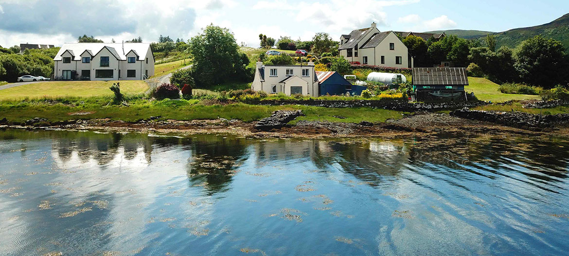 Caberfeidh Boat House is nestled on the shores of Loch Portree with sea views of Loch Portree