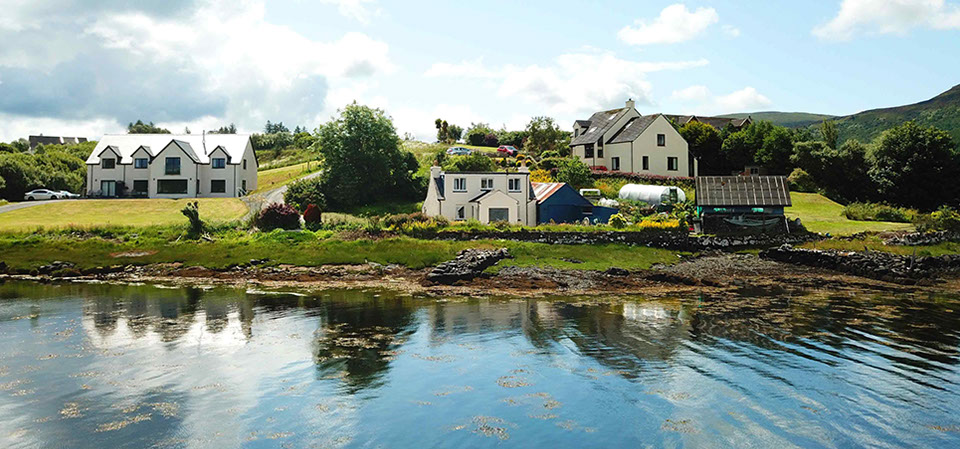 Caberfeidh Boat House is located near Portree on the Isle of Skye with sea views and is a peaceful area