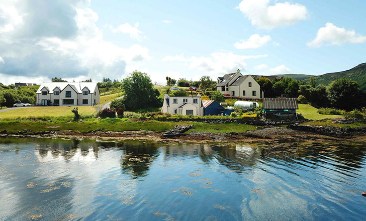 Caberfeidh Boat House is located near Portree on the Isle of Skye with sea views and is a peaceful area