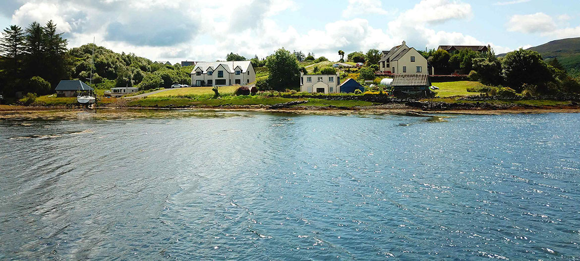 Caberfeidh Boat House is a self catering accommodation located near Portree with amazing sea and mountain views