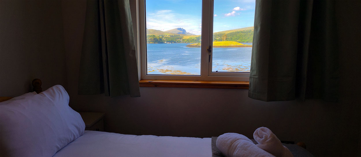 Caberfeidh Boat House contains a comfortable twin room with sea views of Loch Portree and is located in a peaceful area