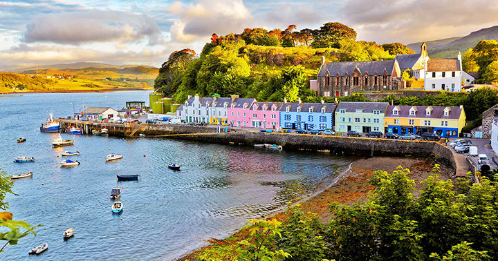 Caberfeidh Boat House is a self catering accommodation cottage with sea views located near Portree Harbour